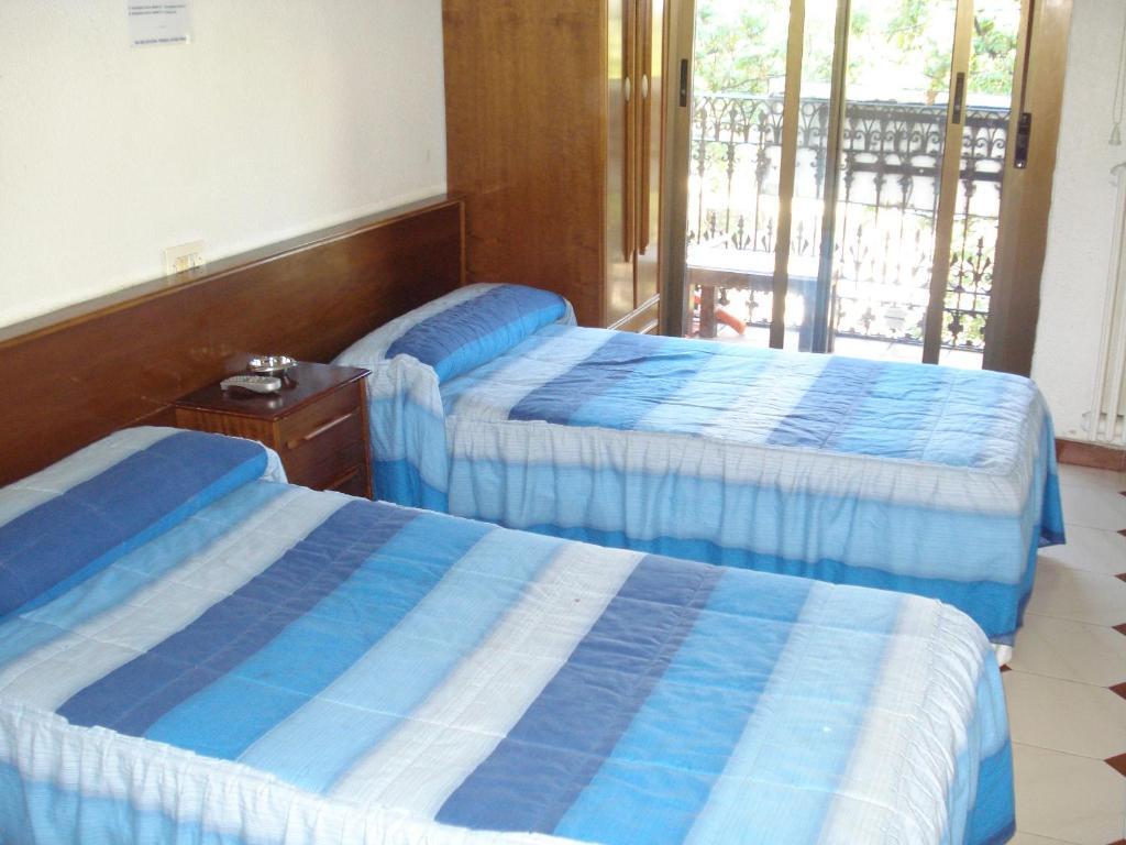 Chambre Lits Jumeaux avec Salle de Bains Commune